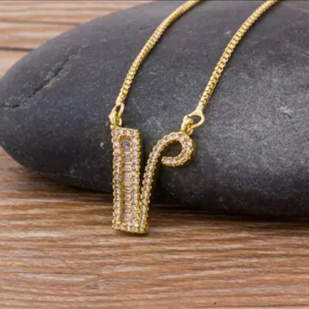 INITIAL LETTER “V” NECKLACE